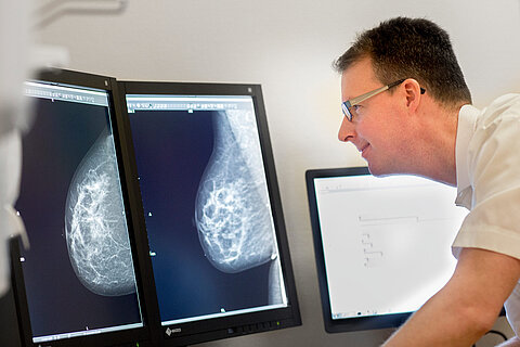 Dr. Toni Vomweg bei der Mammografie Befundung mit JiveX Dr. Toni Vomweg bei der Mammografie Befundung mit JiveX